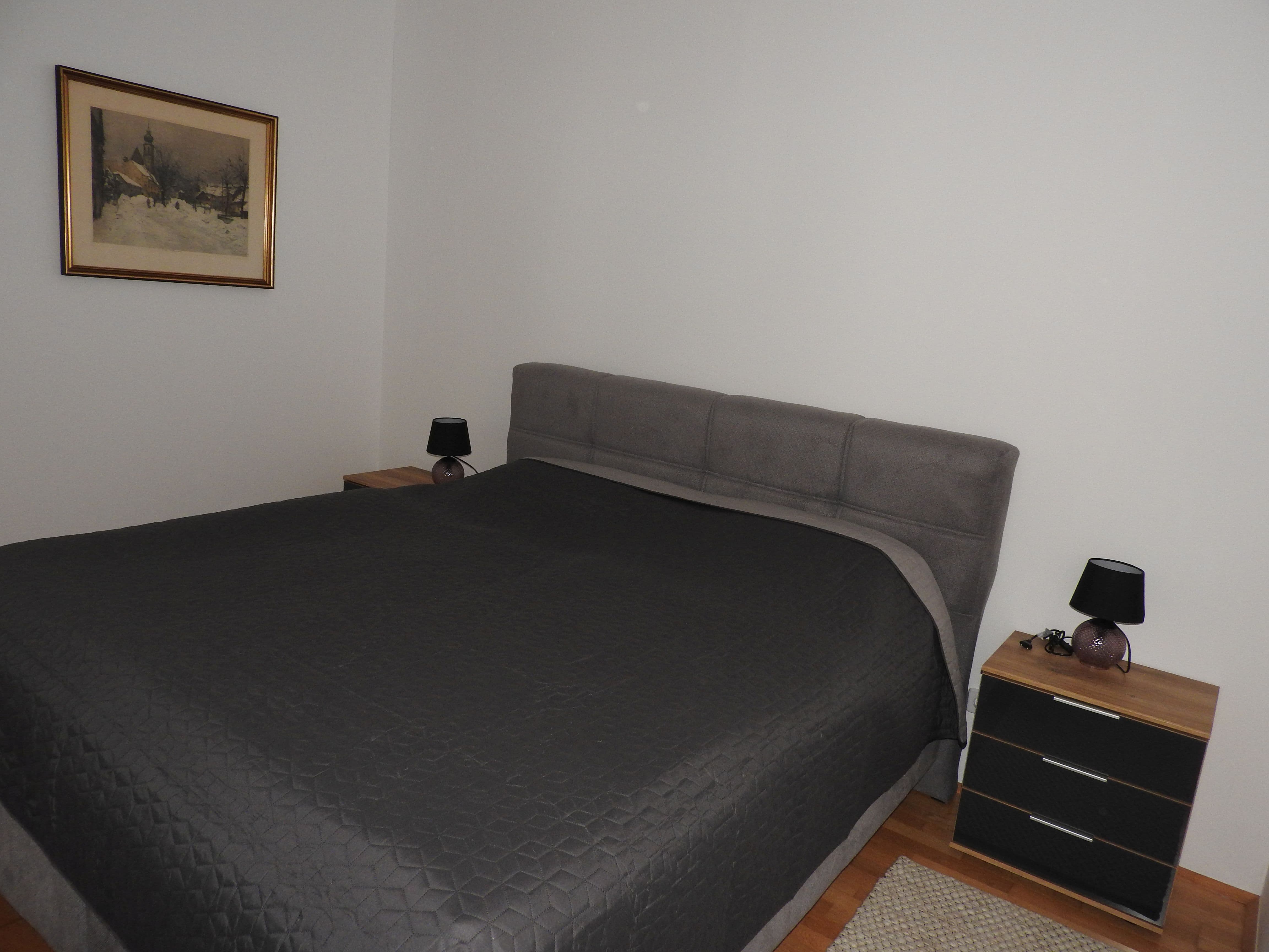 Schlafzimmer 1 2